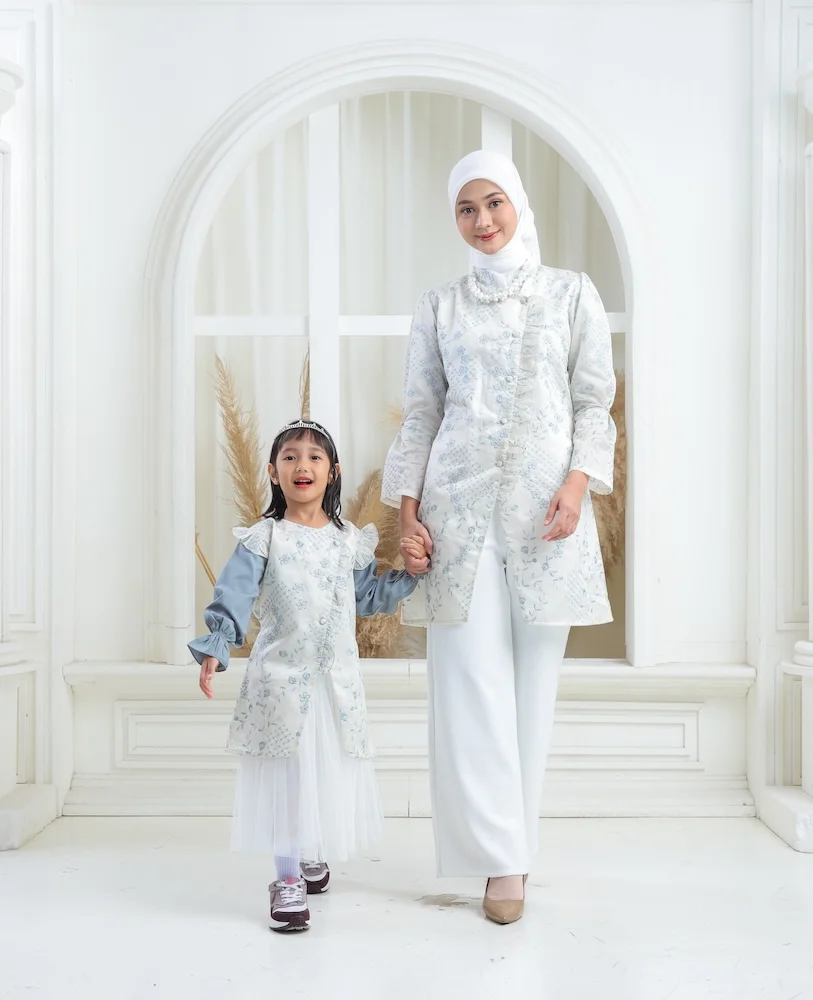 Ranaya Teal White – Family